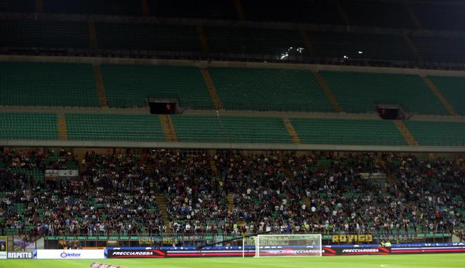 Inter-Fiorentina, posticipo del gioved, col secondo anello verde chiuso. Ultras nerazzurri hanno incitato la squadra da fuori. Ansa